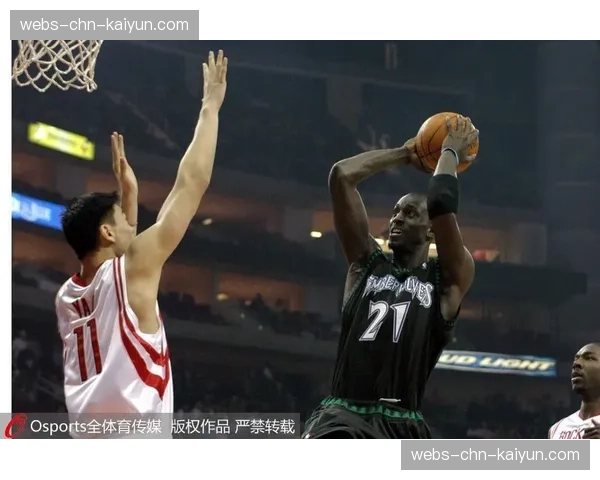 致敬传奇：中场休息时，主场为已故的俱乐部前主席默哀